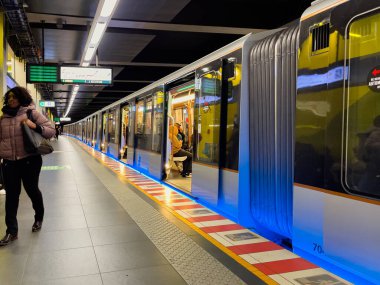 Modern Metro treni Brüksel, Belçika 'da bir metro istasyonundan geçiyor.