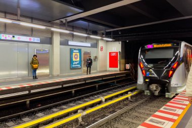 Modern Metro treni Brüksel, Belçika 'da bir metro istasyonundan geçiyor.