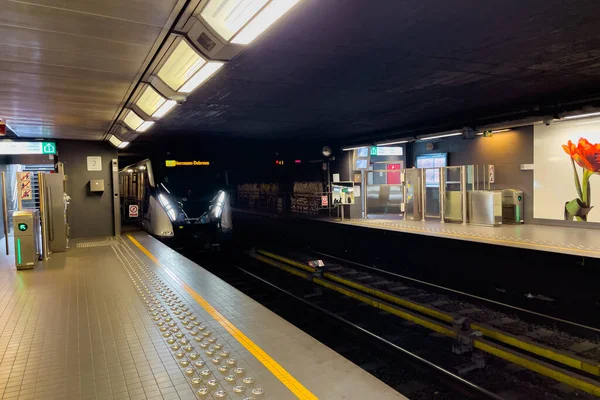 Kereta Modern Metro Melewati Stasiun Kereta Bawah Tanah Brussels Belgia — Stok Foto