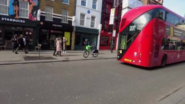 Londra 'nın Camden kasabasında sokakta yürüyen turistler