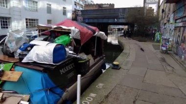 Birleşik Krallık 'ın Camden Town kentindeki Vekiller Kanalı' nın yanından geçen bir kişinin FPV 'si.