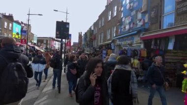 Londra 'nın Camden kasabasında sokakta yürüyen turistler