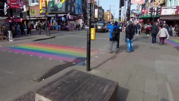 Turistas Andando Rua Camden Cidade Londres Reino Unido — Vídeo de Stock