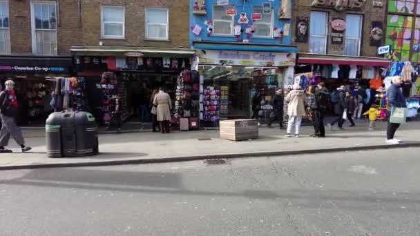 在英国伦敦卡姆登镇街上散步的游客 — 图库视频影像
