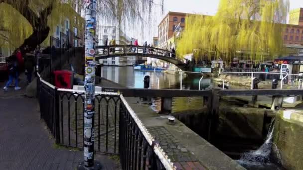 Tourrists Walking Street Camden Town London United Kingdom — стоковое видео