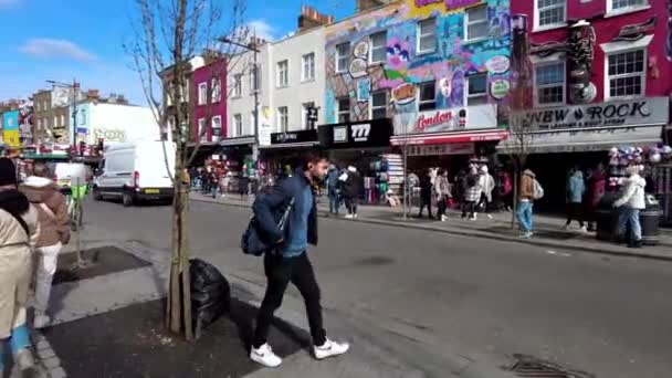 イギリス ロンドンのカムデンの街を歩く観光客 — ストック動画