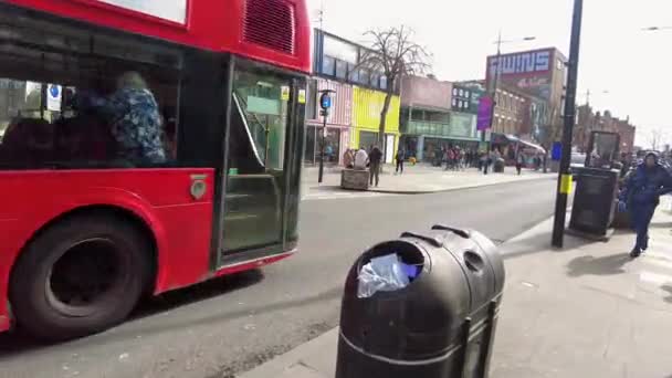 在英国伦敦卡姆登镇街上散步的游客 — 图库视频影像