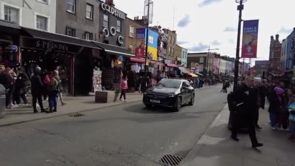 Tourrists Walking Street Camden Town London United Kingdom — стоковое видео