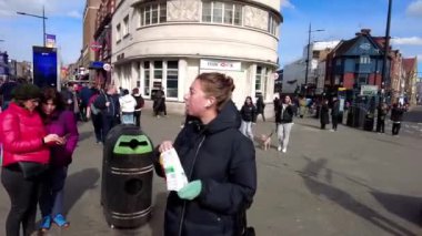 Londra 'nın Camden kasabasında sokakta yürüyen turistler