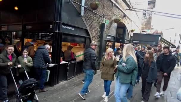 Turistas Caminando Mercado Camden Londres Reino Unido — Vídeo de stock