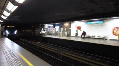 Metro treni Brüksel, Belçika 'da bir metro istasyonuna varıyor.