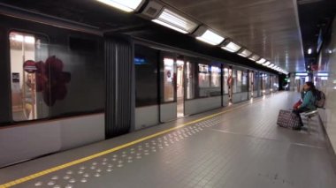 Brüksel, Belçika 'dan kalkan modern metro treni