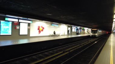 Metro treni Brüksel, Belçika 'da bir metro istasyonuna varıyor.