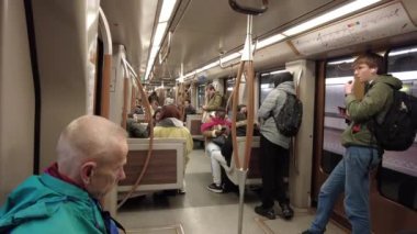 Brüksel, Belçika 'da bir metro treninde oturan yolcular