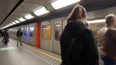Metro treni Brüksel, Belçika 'da bir metro istasyonuna varıyor.