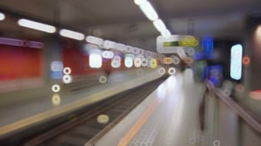 Modern bir metro treninin hareket halindeki soyut neon ışığı.