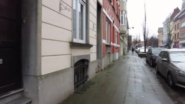 Kış boyunca Brüksel 'de sokakta yürüyen bir kişinin FPV' si