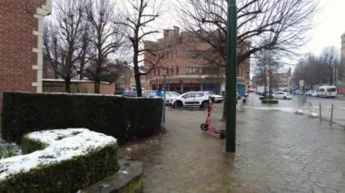 Kış boyunca Brüksel 'de sokakta yürüyen bir kişinin FPV' si