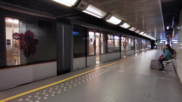 Trem Metrô Moderno Saindo Uma Estação Metrô Bruxelas Bélgica — Vídeo de Stock