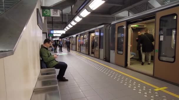 Σύγχρονο Τρένο Του Μετρό Αναχωρεί Από Σταθμό Του Μετρό Στις — Αρχείο Βίντεο