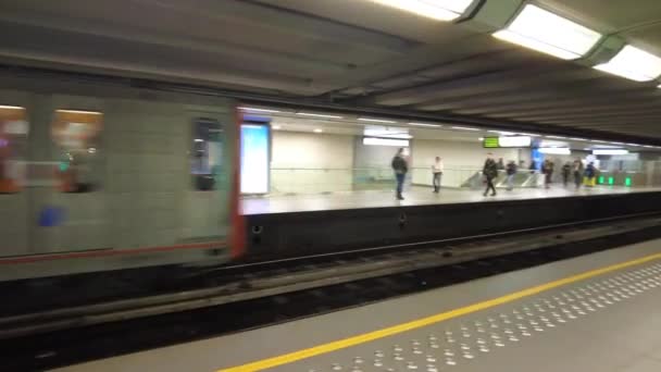 Ludzie Czekają Metro Wewnątrz Stacji Metra Brukseli Belgia — Wideo stockowe