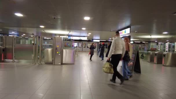Personnes Marchant Dans Couloir Une Station Métro Bruxelles Belgique — Video
