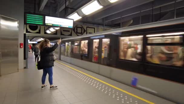 Metro Trein Die Aankomt Een Metrostation Brussel België — Stockvideo