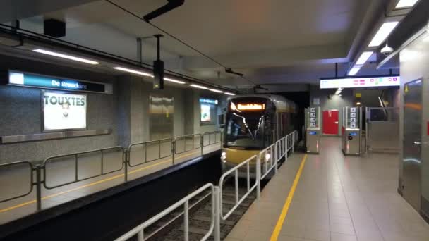 벨기에 브뤼셀에 지하철역에 도착하는 지하철 — 비디오
