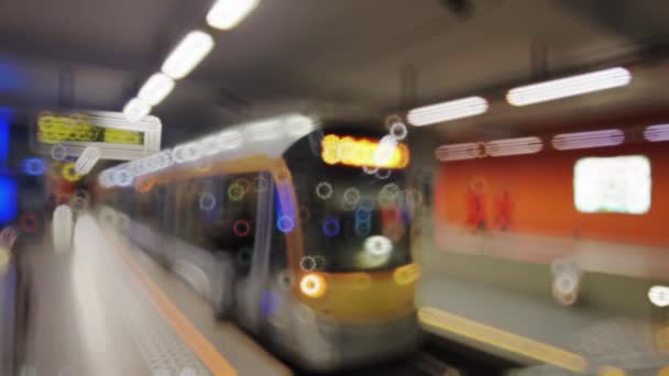 Unscharfe Aufnahmen Eines Modernen Bahn Zuges Beim Verlassen Einer Bahn — Stockvideo