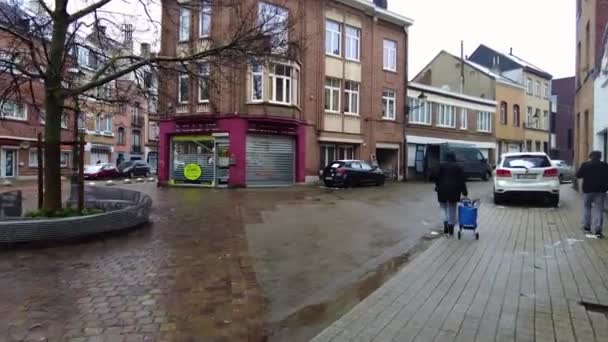 Fpv Человека Идущего Улице Брюсселе Зимой — стоковое видео