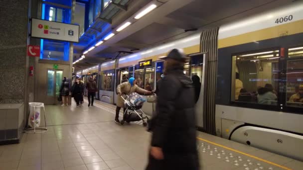 Moderne Bahn Verlässt Eine Bahn Station Brüssel Belgien — Stockvideo