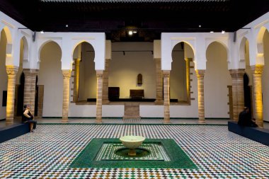 Rabat, Fas 'taki Ulusal Mücevher Müzesi' nin avlusunda güzel bir çeşme.