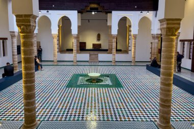 Rabat, Fas 'taki Ulusal Mücevher Müzesi' nin avlusunda güzel bir çeşme.