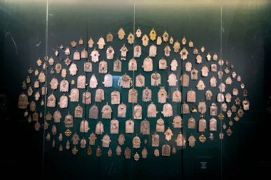 Rabat, Fas 'taki Ulusal Mücevher Müzesi' nde sergilenen Khamssa ahşap parçaları koleksiyonu.