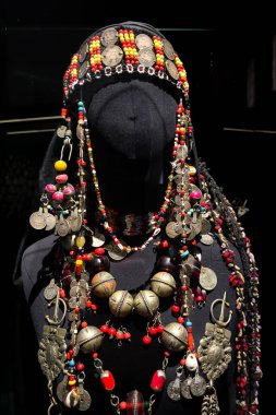 Rabat, Fas 'taki Ulusal Mücevher Müzesi' ndeki eski bir mücevher parçasının yakın çekimi.