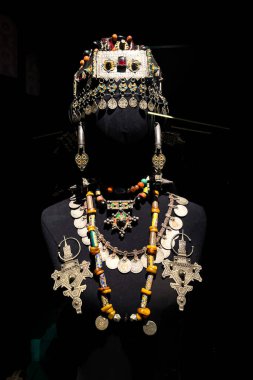 Rabat, Fas 'taki Ulusal Mücevher Müzesi' ndeki eski bir mücevher parçasının yakın çekimi.