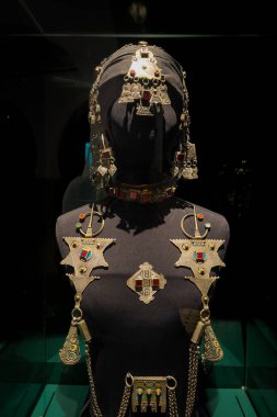 Rabat, Fas 'taki Ulusal Mücevher Müzesi' ndeki eski bir mücevher parçasının yakın çekimi.