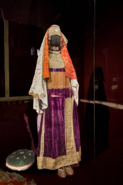 Rabat, Fas 'taki Ulusal Mücevher Müzesi' ndeki eski bir mücevher parçasının yakın çekimi.