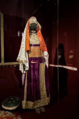 Rabat, Fas 'taki Ulusal Mücevher Müzesi' ndeki eski bir mücevher parçasının yakın çekimi.