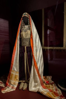 Rabat, Fas 'taki Ulusal Mücevher Müzesi' ndeki eski bir mücevher parçasının yakın çekimi.