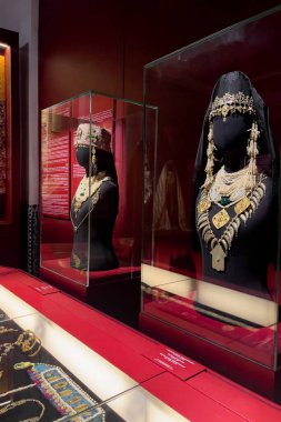 Rabat, Fas 'taki Ulusal Mücevher Müzesi' ndeki eski bir mücevher parçasının yakın çekimi.