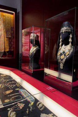 Rabat, Fas 'taki Ulusal Mücevher Müzesi' ndeki eski bir mücevher parçasının yakın çekimi.