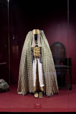 Rabat, Fas 'taki Ulusal Mücevher Müzesi' nde sergilenmek üzere eski geleneksel Fessi Kaftan