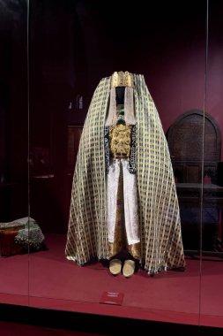 Rabat, Fas 'taki Ulusal Mücevher Müzesi' nde sergilenmek üzere eski geleneksel Fessi Kaftan