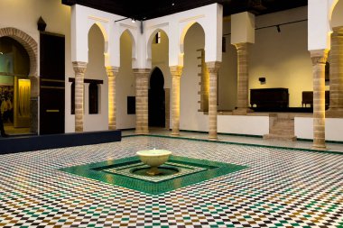 Rabat, Fas 'taki Ulusal Mücevher Müzesi' nin avlusunda güzel bir çeşme.