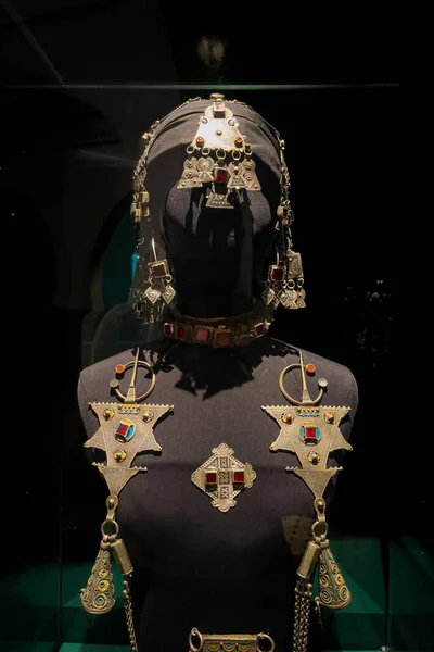 モロッコのラバトにある国立ジュエリー博物館の古いジュエリーのクローズアップ — ストック写真