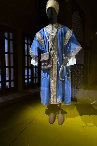 モロッコのラバトにある国立ジュエリー博物館で展示されているヴィンテージブルーモロッコジャバドル — ストック写真