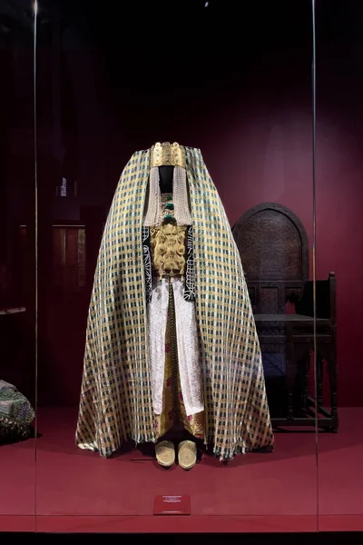 モロッコのラバトにある国立ジュエリー博物館に展示するための古い伝統的なFessi Caftan — ストック写真