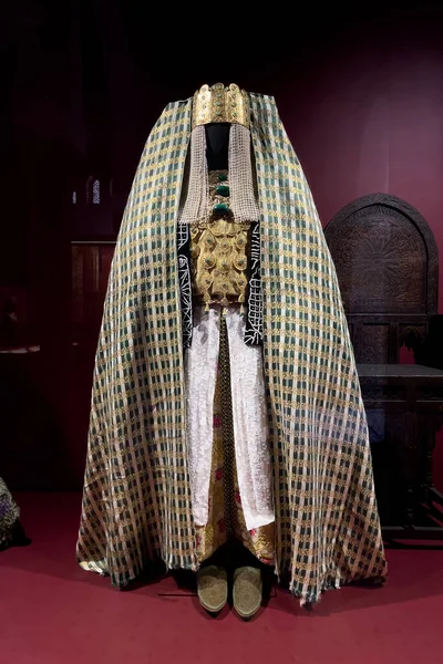 モロッコのラバトにある国立ジュエリー博物館に展示するための古い伝統的なFessi Caftan — ストック写真