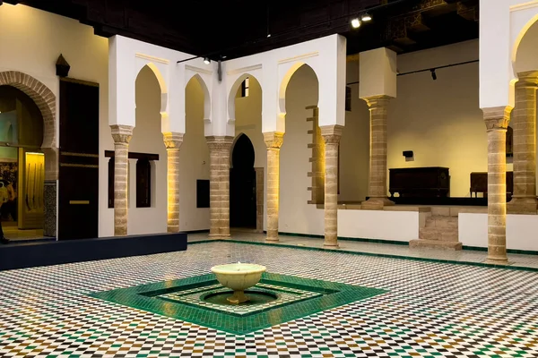 位于摩洛哥拉巴特国家珠宝博物馆庭院中央的美丽喷泉 — 图库照片